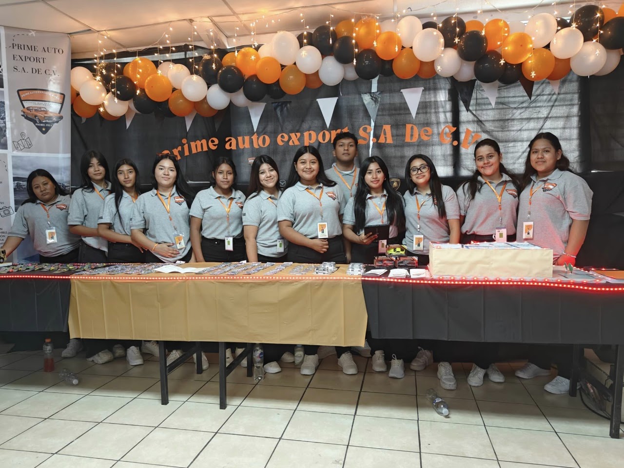 Estudiantes de la especialidad Administrativo Contable en una feria de emprendimiento