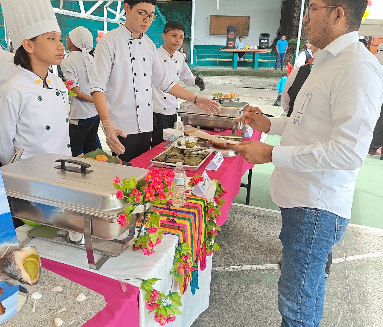 Estudiantes de Servicios Turísticos en una práctica de gastronomía